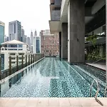 双子塔附近 高级泳池 二床 可住四人 大床