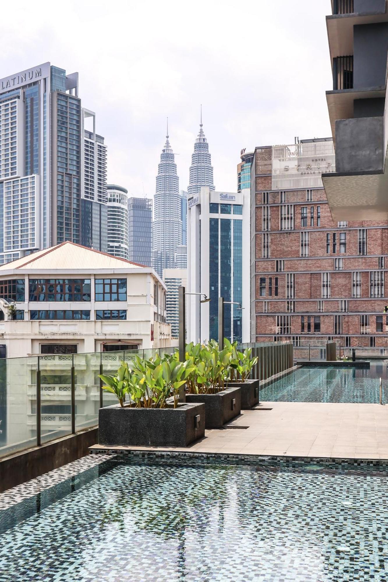 双子塔附近 高级泳池 二床 可住四人 大床 Apartemen