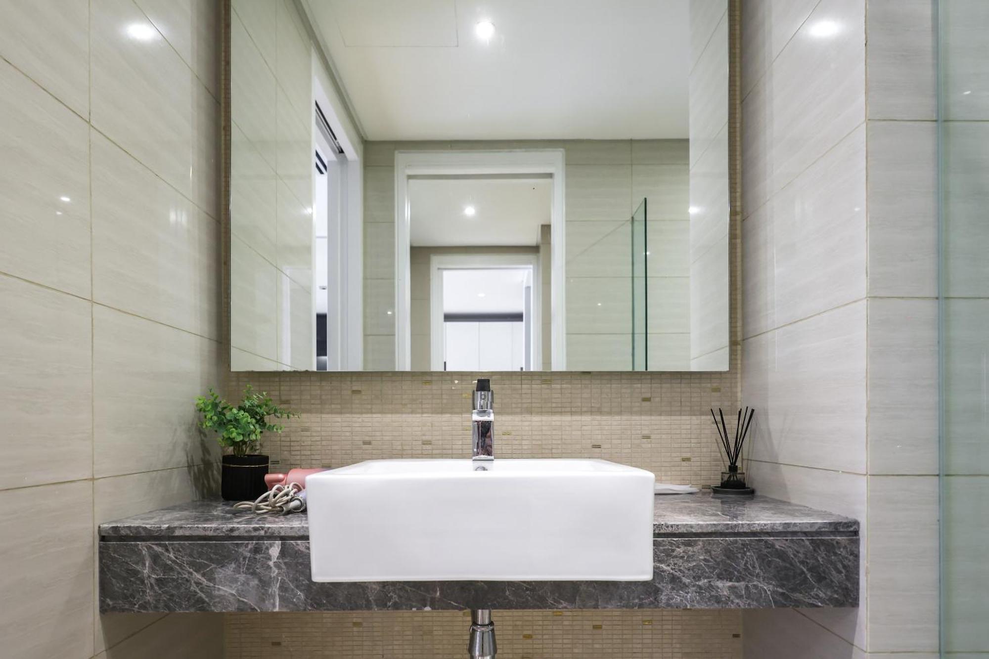 Apartemen 双子塔附近 高级泳池 二床 可住四人 大床 *