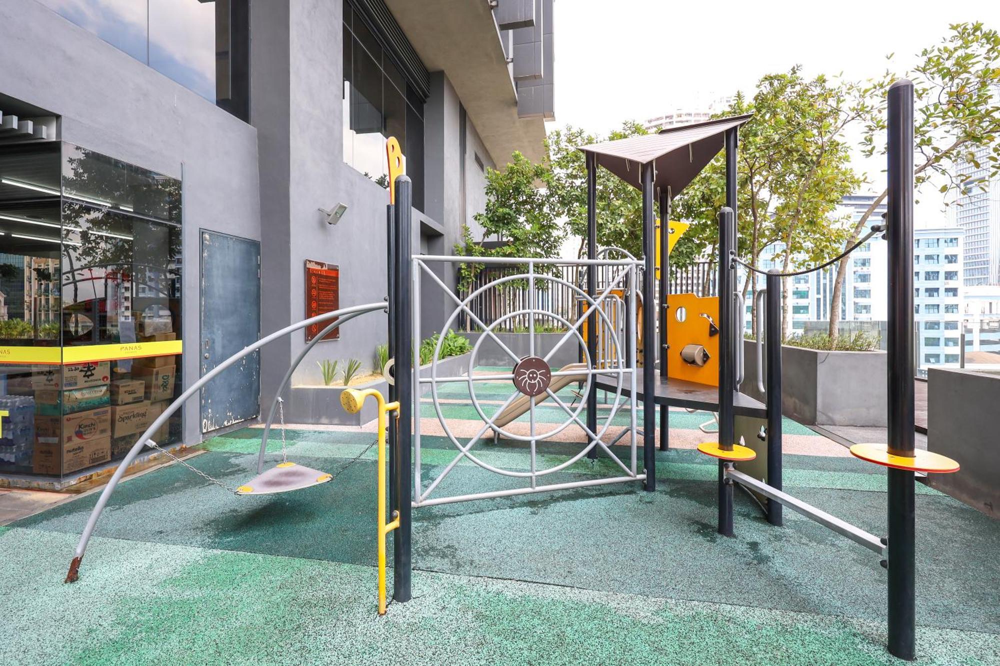 双子塔附近 高级泳池 二床 可住四人 大床 Apartemen