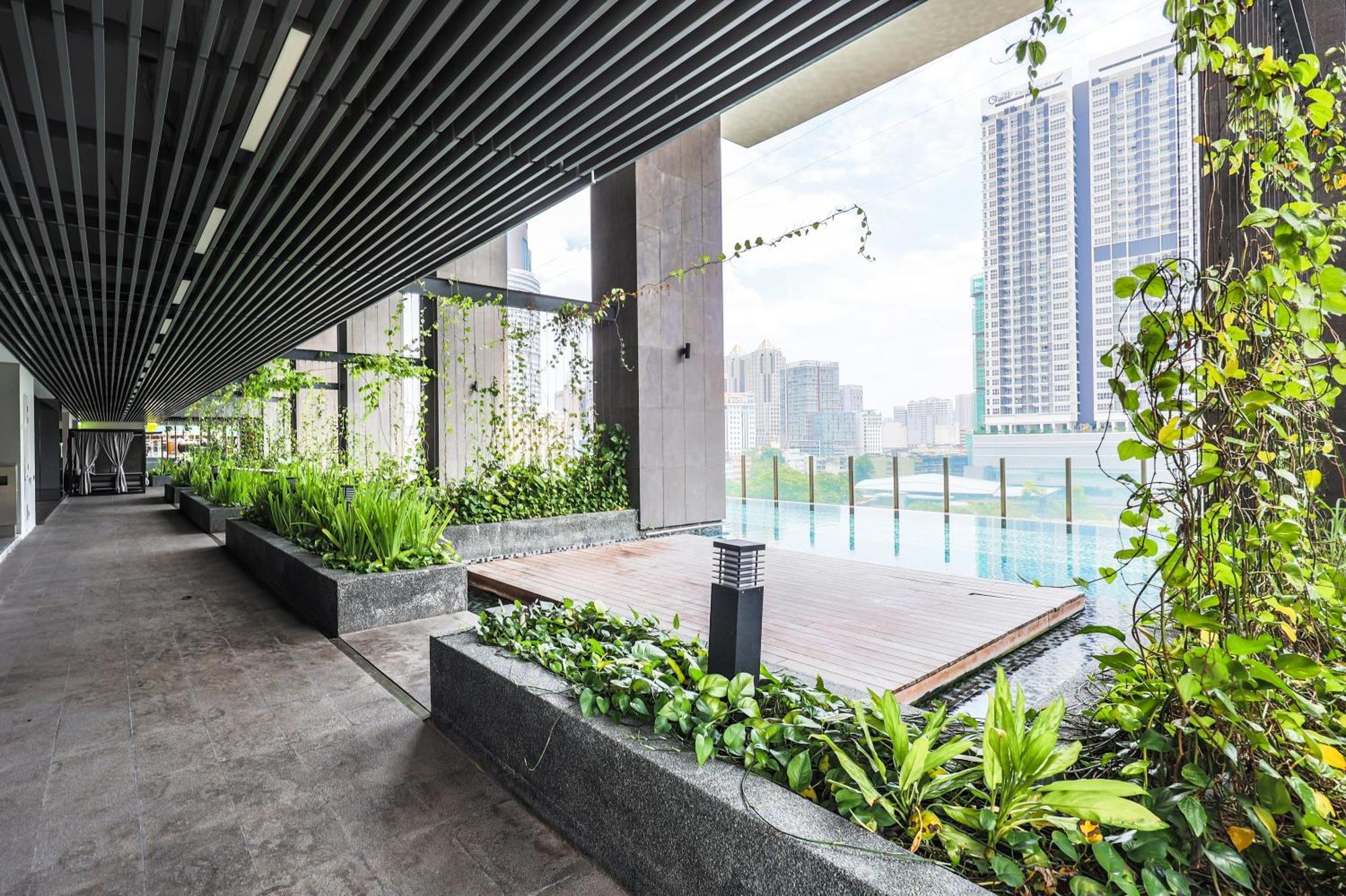 双子塔附近 高级泳池 二床 可住四人 大床